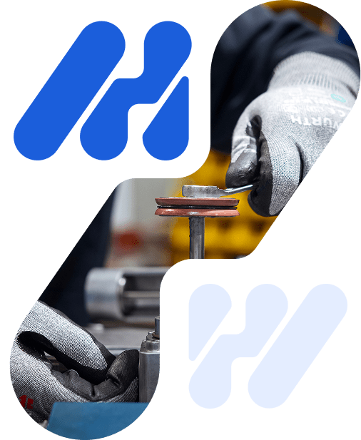 Expert Hm Tech qui procède à la maintenance d'une pièce détachées de machine industrielle de collage Hotmelt dans le Grand Ouest de la France