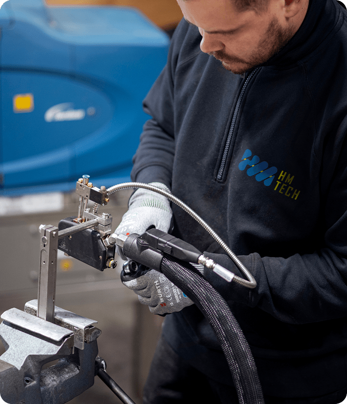 Technicien HM Tech, réparant uen pièce détachées pour systèmme industriel de collage pour toute la France