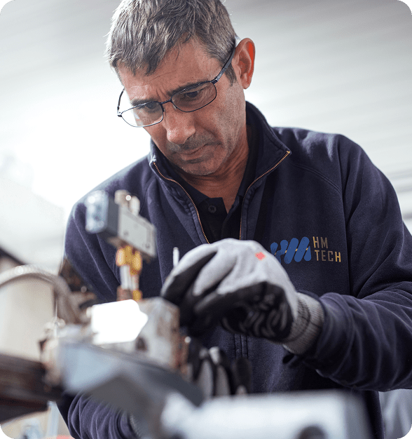 Experts HM Tech en pleine maintenance d epièces de systèmes de collage Hotmelt Pour les industries du Grand Ouest