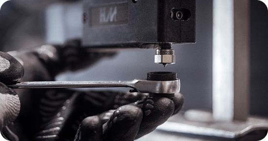 Photos Illustrant le service d'intervention d'urgence en 24h sur système de collage hotmelt dans tout le secteur industriel du Grand Ouest